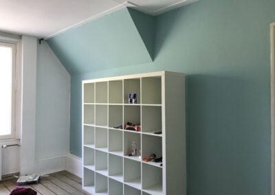 Een nieuwe kleur verf op de muur